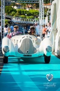 Corrado Lopresto et son épouse au volant de l’Alfa Romeo 6C 1750GS Aprile défile devant le public de Saint-Jean-Cap-Légendes édition 2015