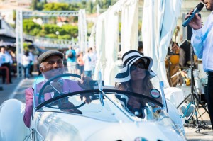 Corrado Lopresto et son épouse au volant de l’Alfa Romeo 6C 1750GS Aprile défile devant le public de Saint-Jean-Cap-Légendes édition 2015