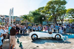 Corrado Lopresto et son épouse au volant de l’Alfa Romeo 6C 1750GS Aprile défile devant le public de Saint-Jean-Cap-Légendes édition 2015