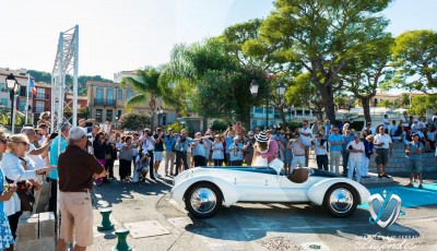 Corrado Lopresto et son épouse au volant de l’Alfa Romeo 6C 1750GS Aprile défile devant le public de Saint-Jean-Cap-Légendes édition 2015