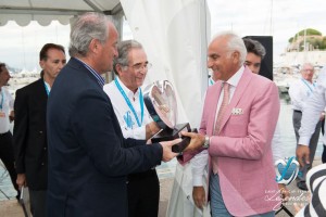 Lauréat en Concours d’élégance – Grand Prix d'Excellence pour l’Alfa Romeo 6C 1750GS Aprile remis par le Maire Jean-François Dieterich et Valy Giron