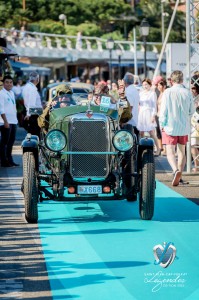 Alvis TK 12/60 TK Sport avec son équipage saluant le public à Saint-Jean-Cap-Légendes édition 2015 - Concours et Exposition de voitures de collection