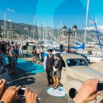 L’équipage de la Cord 812 pose devant les photographes à Saint-Jean-Cap-Légendes édition 2015 - Concours et Exposition de voitures de collection