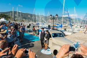 L’équipage de la Cord 812 pose devant les photographes à Saint-Jean-Cap-Légendes édition 2015 - Concours et Exposition de voitures de collection