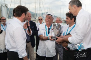 Lauréat du Concours d’état – Catégorie Vétérans pour la Mercedes-Benz 28/60 hp de 1911 remis par M. Renzini directeur du musée automobile de Monaco