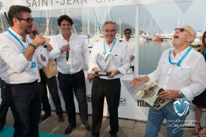 Remise des prix du premier Concours Youngtimers avec le président de la F.F.V.E. Valy Giron pour la catégorie Routières et Sportives