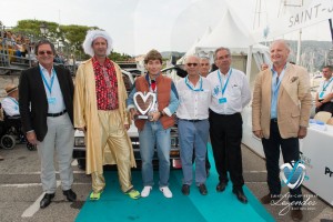 Lauréat du 1er Concours Youngtimers - Routières et Sportives remis à la Delorean DMC-12 par Valy Giron, président de la FFVE