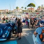 Les mannequins de l’équipage de la Lancia Astura pose à Saint-Jean-Cap-Légendes édition 2015 - Concours et Exposition de voitures de collection