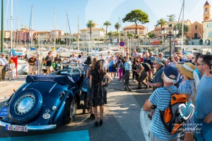 Les mannequins de l’équipage de la Lancia Astura pose à Saint-Jean-Cap-Légendes édition 2015 - Concours et Exposition de voitures de collection