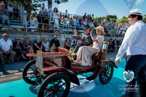 L'élégance à bord de la Peugeot Type 69 Bébé à Saint-Jean-Cap-Légendes édition 2015 - Concours et Exposition de voitures de collection