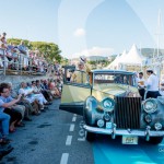 L’équipage de la Rolls Royce Silver Wraith salut le public de Saint-Jean-Cap-Légendes édition 2015 - Concours et Exposition de voitures de collection