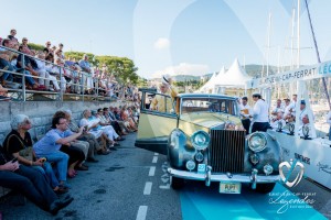 L’équipage de la Rolls Royce Silver Wraith salut le public de Saint-Jean-Cap-Légendes édition 2015 - Concours et Exposition de voitures de collection