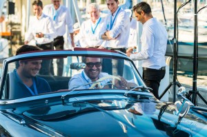 Matthieu Lamoure et Pierre Novikoff, de la maison Artcurial, au volant de la BMW 507 Roadster de 1957 à Saint-Jean-Cap-Légendes édition 2015