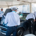 Le Jury du concours d'état analysant la Mercedes 280 SL Pagode à Saint-Jean-Cap-Légendes édition 2015 – Concours d’état