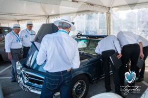 Le Jury du concours d'état analysant la Mercedes 280 SL Pagode à Saint-Jean-Cap-Légendes édition 2015 – Concours d’état