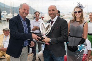 Lauréat en Concours d’état – Grand Prix d'Excellence - la Mercedes 280 SL Pagode remis par M. le Maire de Saint-Jean-Cap-Ferrat Jean-François Dieterich