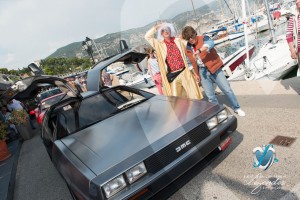 Lauréat du 1er Concours Youngtimers - Routières et Sportives remis à la Delorean DMC-12 par Valy Giron, président de la FFVE