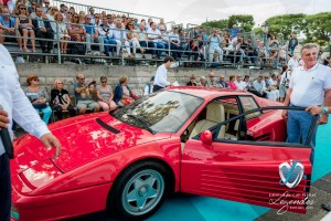 La Ferrari Testarossa devant le public de Saint-Jean-Cap-Légendes édition 2015 pendant le concours Youngtimers