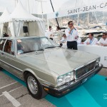 Maserati Quattroporte de 1980 défile devant le public et le duo d’Artcurial Matthieu Lamoure et Pierre Novikoff à Saint-Jean-Cap-Légendes édition 2015