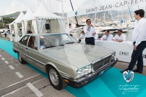 Maserati Quattroporte de 1980 défile devant le public et le duo d’Artcurial Matthieu Lamoure et Pierre Novikoff  à Saint-Jean-Cap-Légendes édition 2015