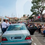 la présentation de la Mercedes 500E commentée par le duo Matthieu Lamoure et Pierre Novikoff pendant le concours Youngtimers