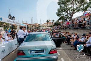 la présentation de la Mercedes 500E commentée par le duo Matthieu Lamoure et Pierre Novikoff pendant le concours Youngtimers