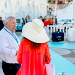 Michel de l’équipe organisateur en compagnie de Yoko Grandsagne à Saint-Jean-Cap-Légendes édition 2015 - Concours et Exposition de voitures de collection