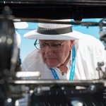 Le président du Jury du concours d’état, Robert-Louis Brezout se penche sur les détails à Saint-Jean-Cap-Légendes édition 2015